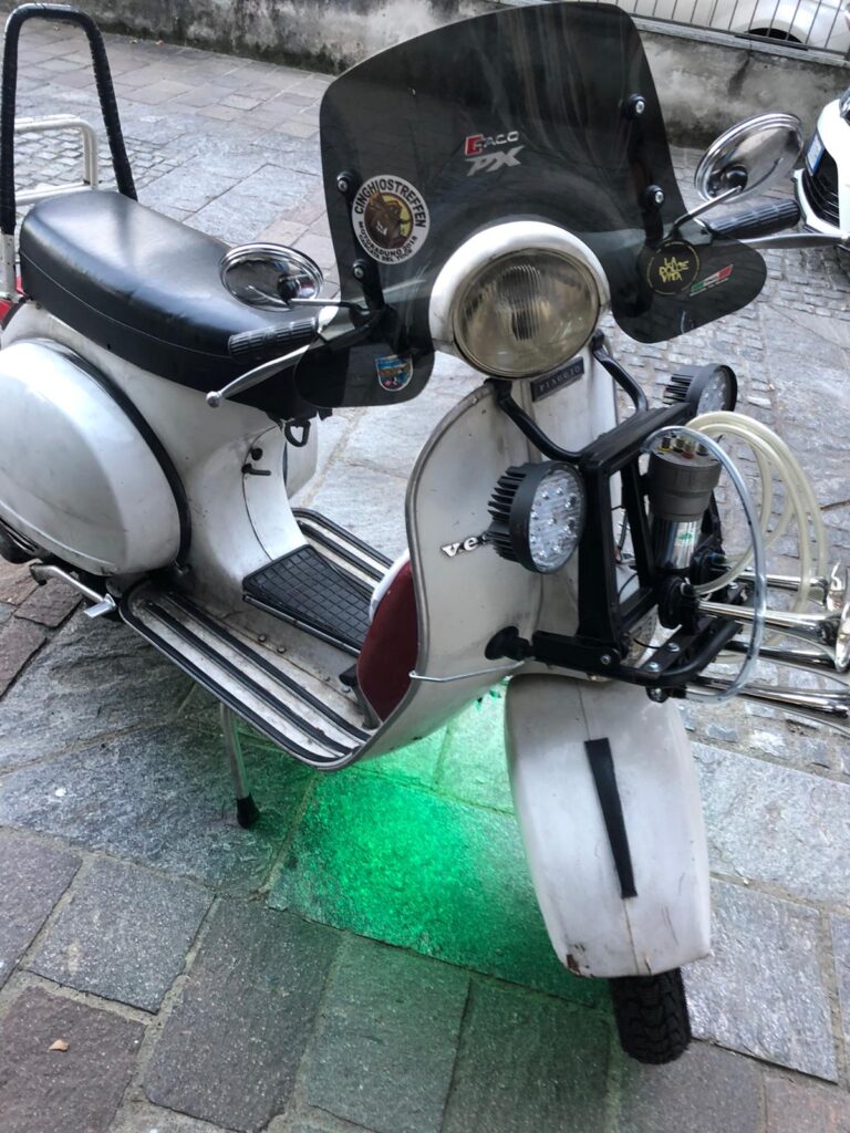 gianlucainmotorino, led, vespa, p200e lentamenteviaggiare, accessori inutili