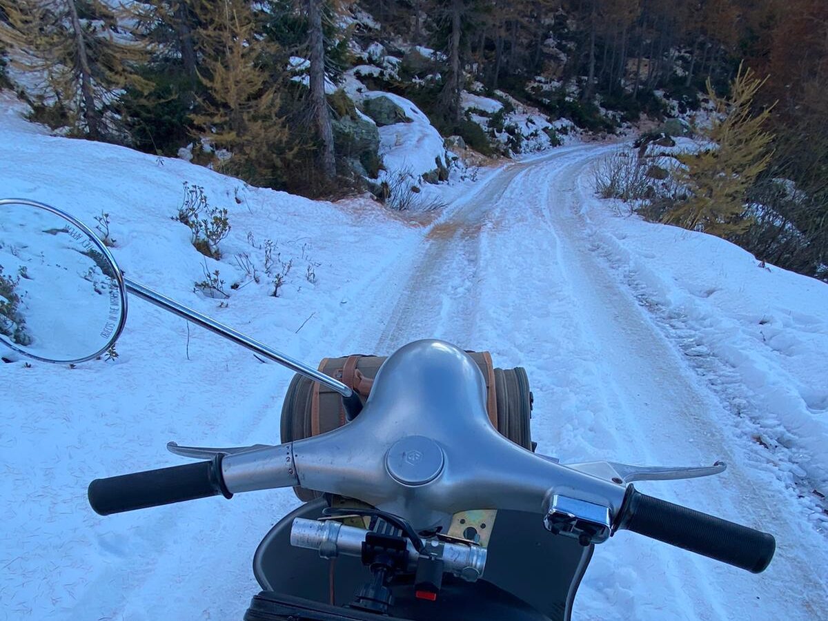  gianlucainmotorino, passo del sempione, vespa50, lentamenteviaggiare, neve