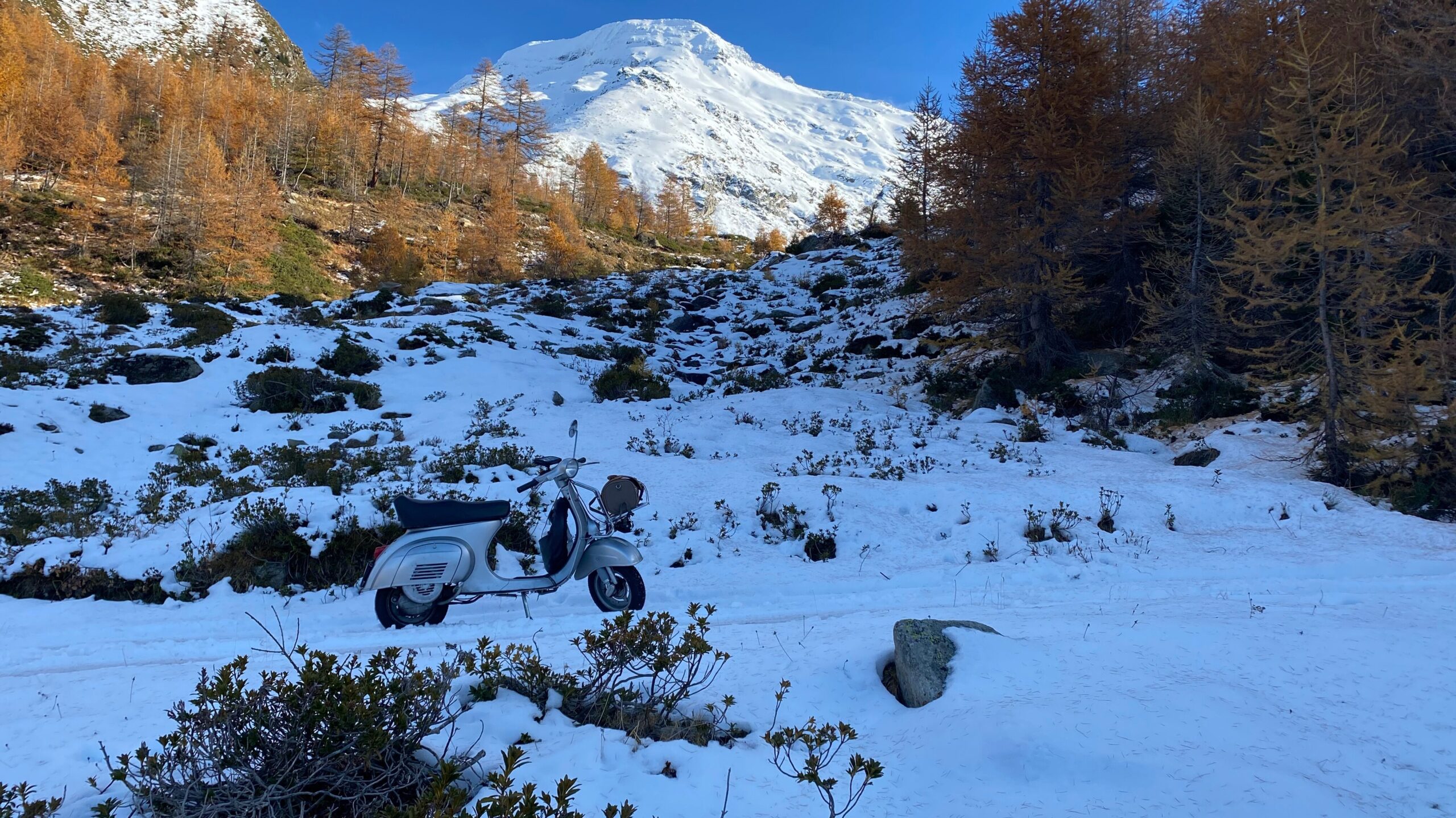 vespa sul passo del sempione con neve ad ottobre